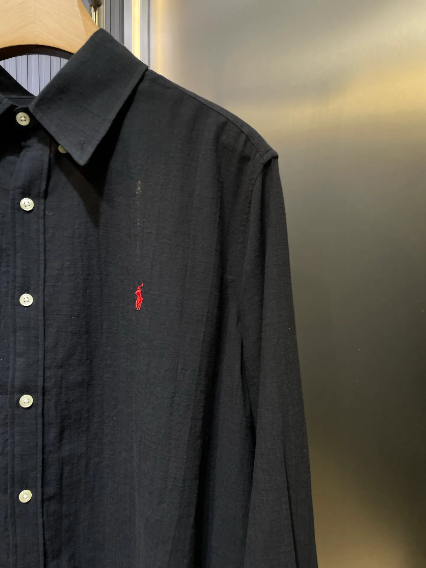 P430 Ralph Lauren 🌟[Top Original] Embroidered linen shirt. Selected high-quality linen material with natural texture and breathability. Tight and smooth, comfortable and close to the skin. Elegantly presented with a touch of deep ink. Exquisite red pony logo is embellished, like a smart flame in the dark night. The clever design of the external pleated slit back shoulder adds a sense of agility and detachment in a minimalist shape. Contains the soul of fashion. Process 1: Adopt imported machine embroidery technology and use advanced computer control systems and precision mechanical components to achieve the iconic pony embroidery operation with high precision and smooth and delicate lines. Process 2: Adopt side-turning buried clamp stitching process, which is smooth and tidy. Process 3: The fabrics have been washed and have a better hand feel. Not easy to deform, not easy to shrink, not easy to fade, and maintain long-term beauty. Accessories: Customized 1:1 thick plate resin buckle Customized 1:1 Ralph Lauren trademark Fit: Loose fit Size: S M L XL